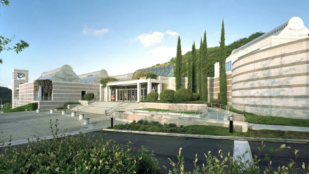The Skirball Cultural Centre was built over 30 years. It was designed to nestle into the Santa Monica Mountains by integrating stepped gardens throughout the campus, and creating expansive views of the landscape from inside the various buildings.